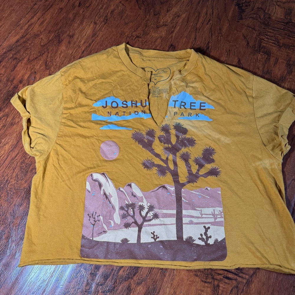 Women’s Joshua Tree Yellow cropped graphic tee‎ Size Medium